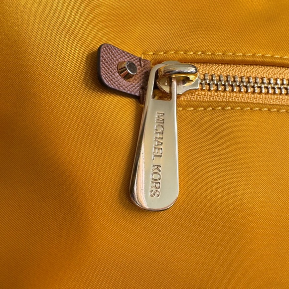 🔆🔆MICHAEL KORS TOTE🔆🔆 - Picture 3 of 16